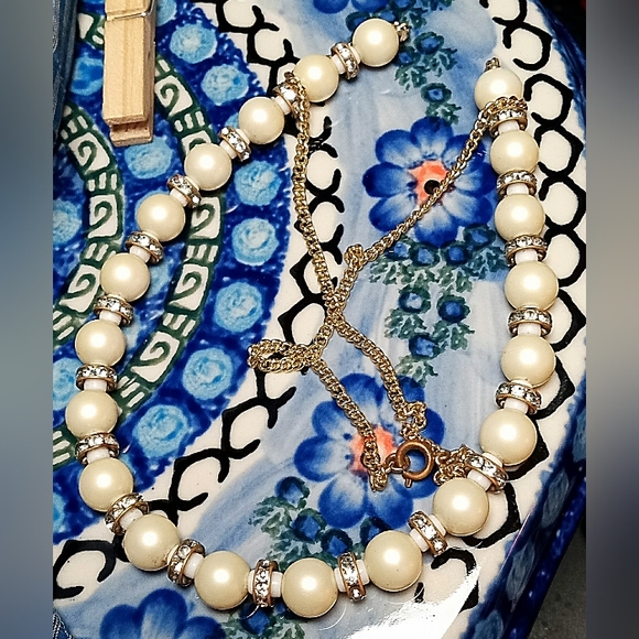Beautiful Pearl and Crystal Necklace - Picture 2 of 4
